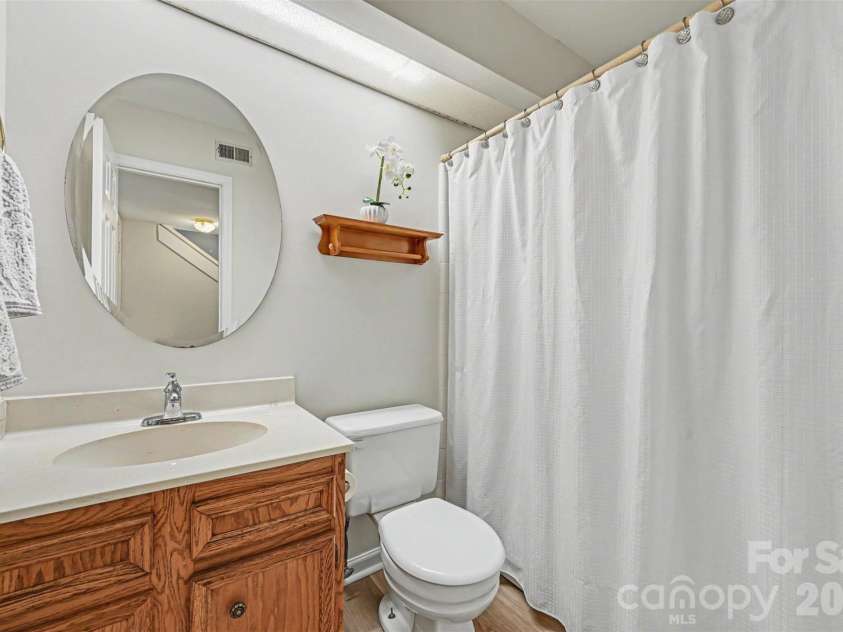 8834 Rittenhouse Circle, Charlotte, NC 28270.  MLS# CAR4413342, YatesRealty ID 47463. Second full bath