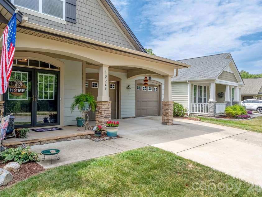 10328 Drake Hill Drive, Huntersville, NC 28078.  MLS# CAR4425644, YatesRealty ID 47465. 