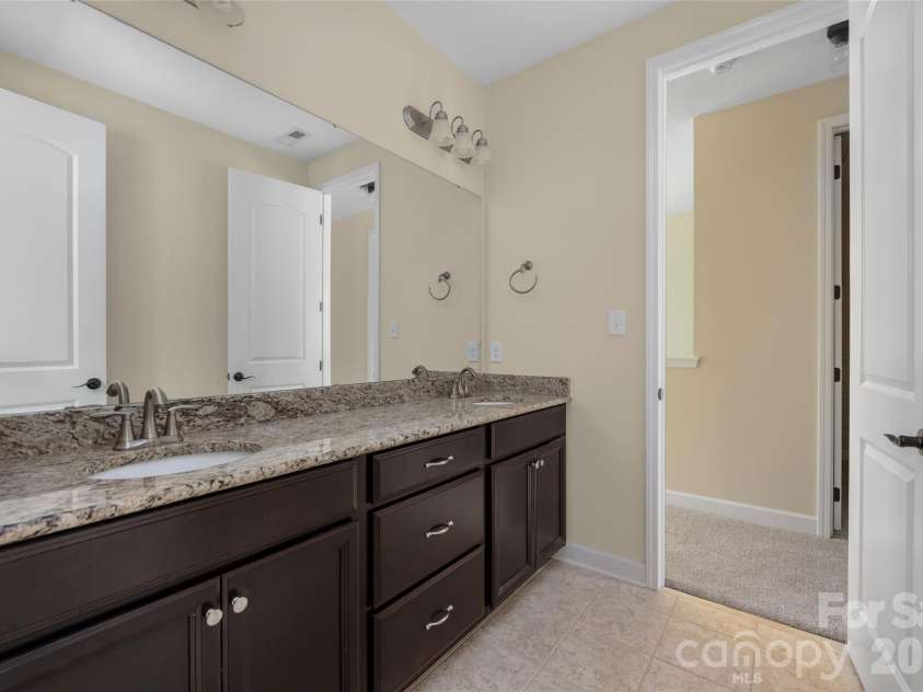 10328 Drake Hill Drive, Huntersville, NC 28078.  MLS# CAR4425644, YatesRealty ID 47465. Guest Bathroom