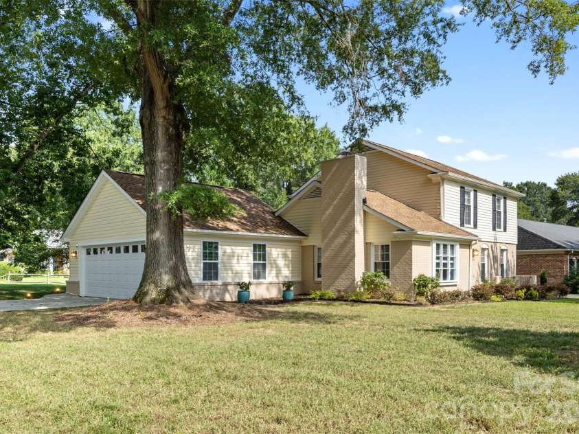 6777 Stoney Ridge Road, Matthews, NC 28104.  MLS# CAR4418819, YatesRealty ID 47469. 