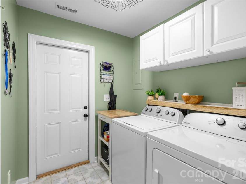 6777 Stoney Ridge Road, Matthews, NC 28104.  MLS# CAR4418819, YatesRealty ID 47469. 