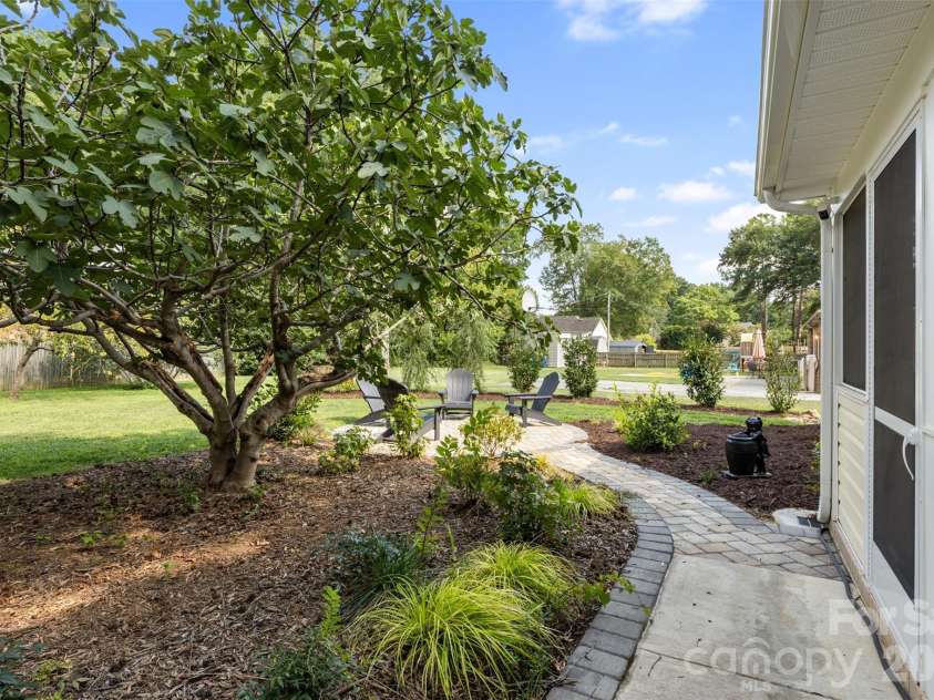 6777 Stoney Ridge Road, Matthews, NC 28104.  MLS# CAR4418819, YatesRealty ID 47469. 