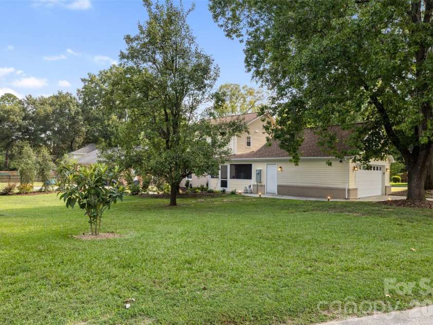 6777 Stoney Ridge Road, Matthews, NC 28104.  MLS# CAR4418819, YatesRealty ID 47469. 