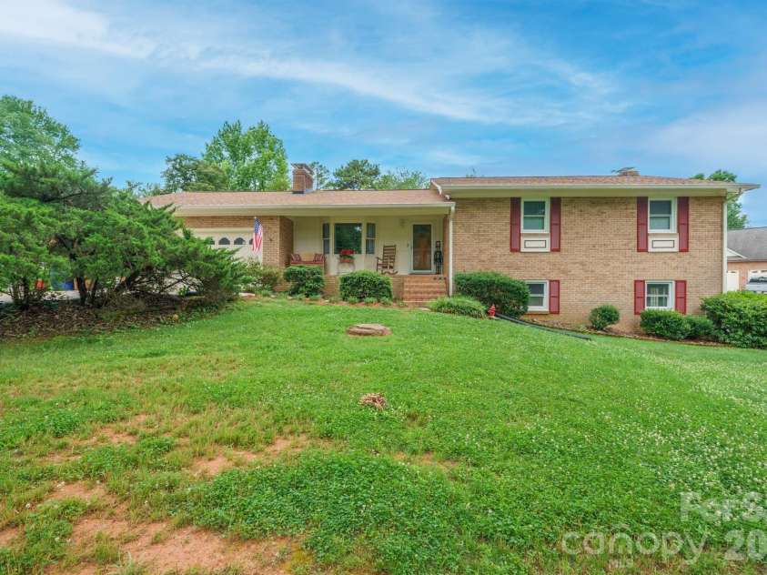 201 Wellington Drive, Lincolnton, NC 28092.  MLS# CAR4394224, YatesRealty ID 47470. 