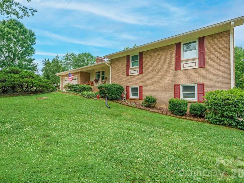 201 Wellington Drive, Lincolnton, NC 28092.  MLS# CAR4394224, YatesRealty ID 47470. 