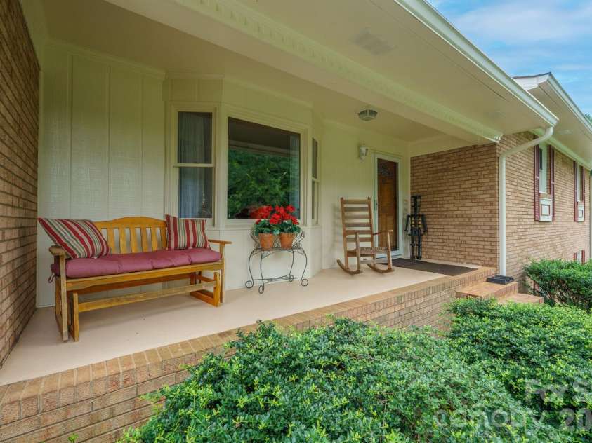 201 Wellington Drive, Lincolnton, NC 28092.  MLS# CAR4394224, YatesRealty ID 47470. 