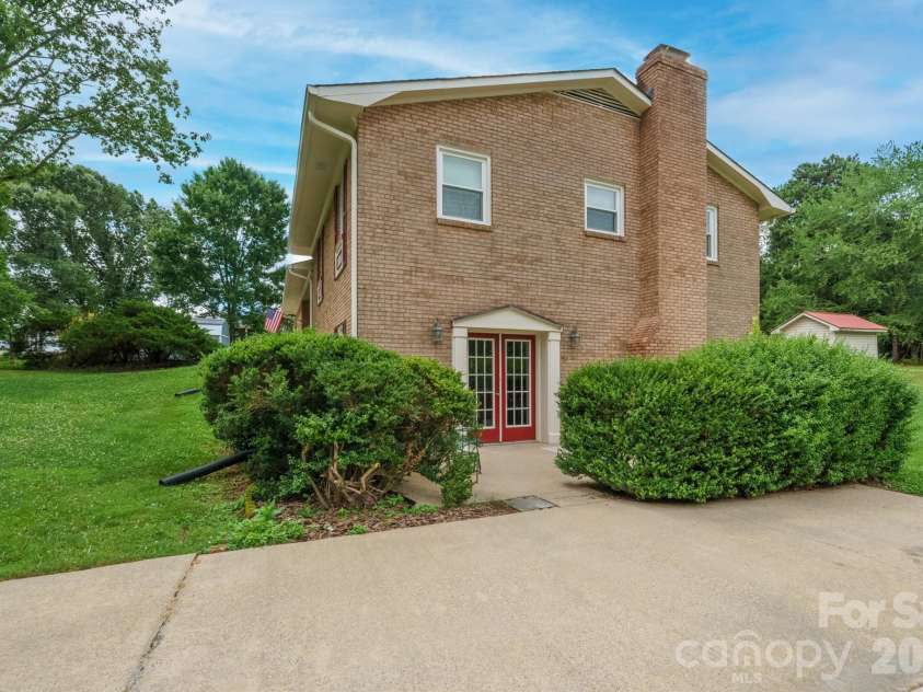 201 Wellington Drive, Lincolnton, NC 28092.  MLS# CAR4394224, YatesRealty ID 47470. 
