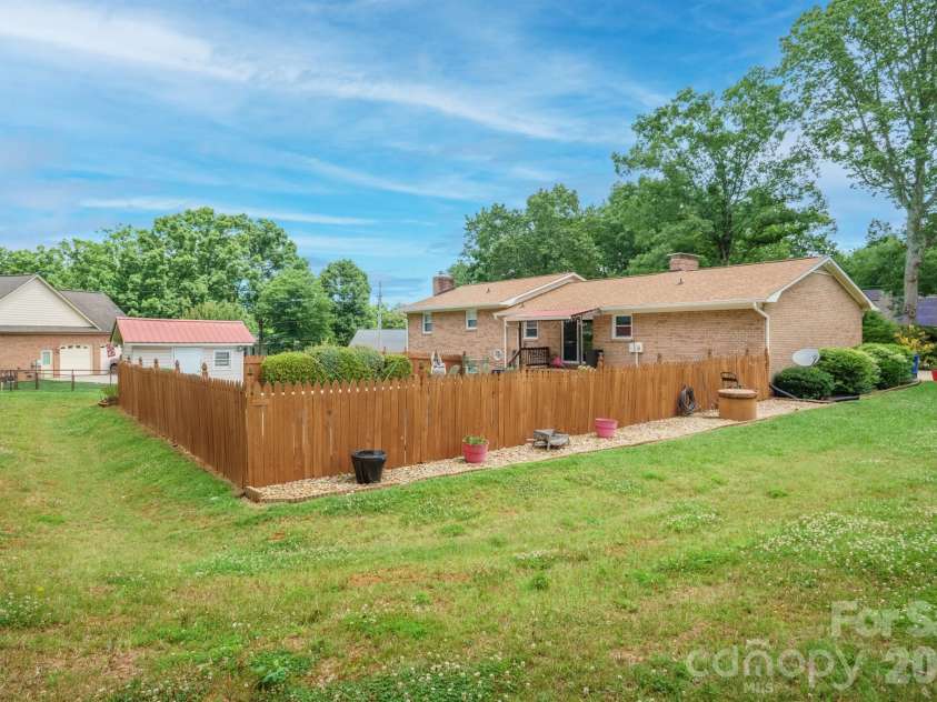 201 Wellington Drive, Lincolnton, NC 28092.  MLS# CAR4394224, YatesRealty ID 47470. 