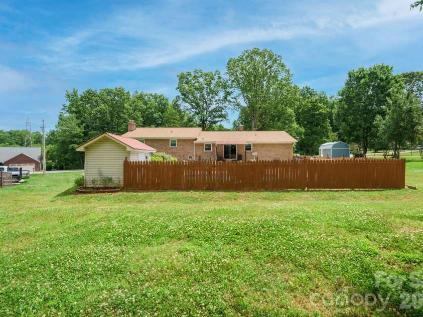 201 Wellington Drive, Lincolnton, NC 28092.  MLS# CAR4394224, YatesRealty ID 47470. 