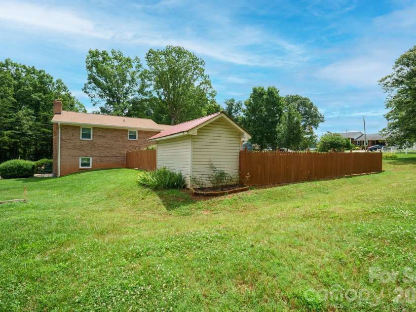 201 Wellington Drive, Lincolnton, NC 28092.  MLS# CAR4394224, YatesRealty ID 47470. 