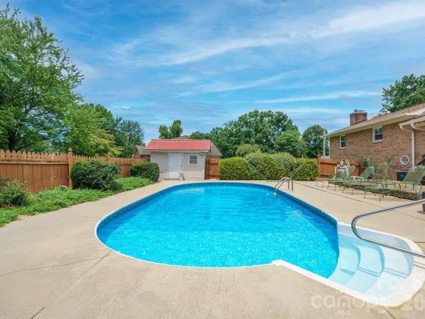 201 Wellington Drive, Lincolnton, NC 28092.  MLS# CAR4394224, YatesRealty ID 47470. 