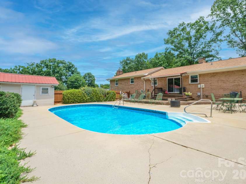 201 Wellington Drive, Lincolnton, NC 28092.  MLS# CAR4394224, YatesRealty ID 47470. 