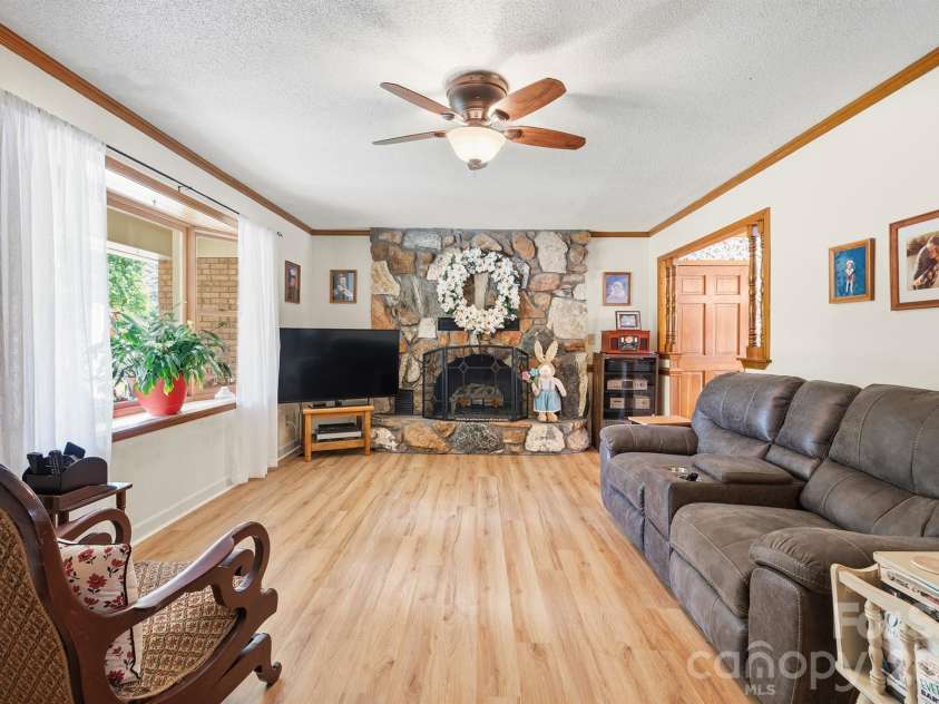 201 Wellington Drive, Lincolnton, NC 28092.  MLS# CAR4394224, YatesRealty ID 47470. 