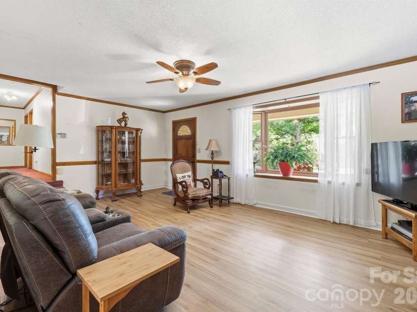 201 Wellington Drive, Lincolnton, NC 28092.  MLS# CAR4394224, YatesRealty ID 47470. 