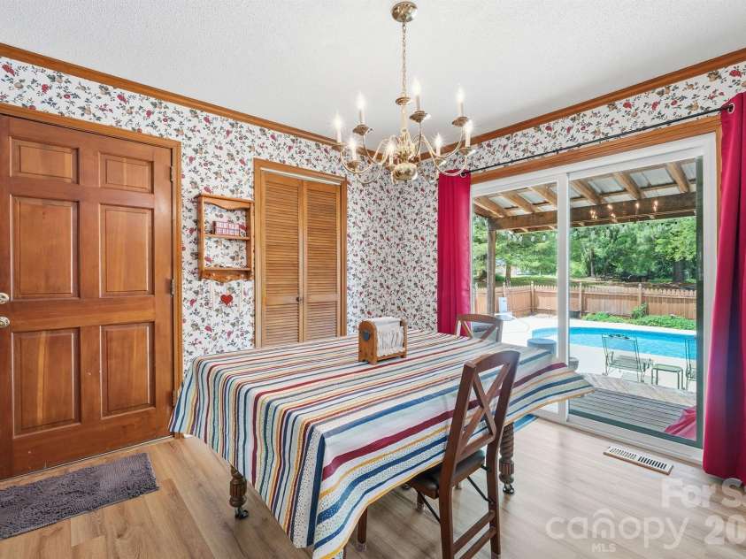 201 Wellington Drive, Lincolnton, NC 28092.  MLS# CAR4394224, YatesRealty ID 47470. 