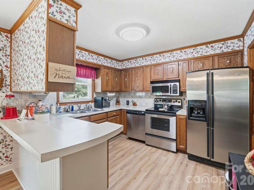201 Wellington Drive, Lincolnton, NC 28092.  MLS# CAR4394224, YatesRealty ID 47470. 