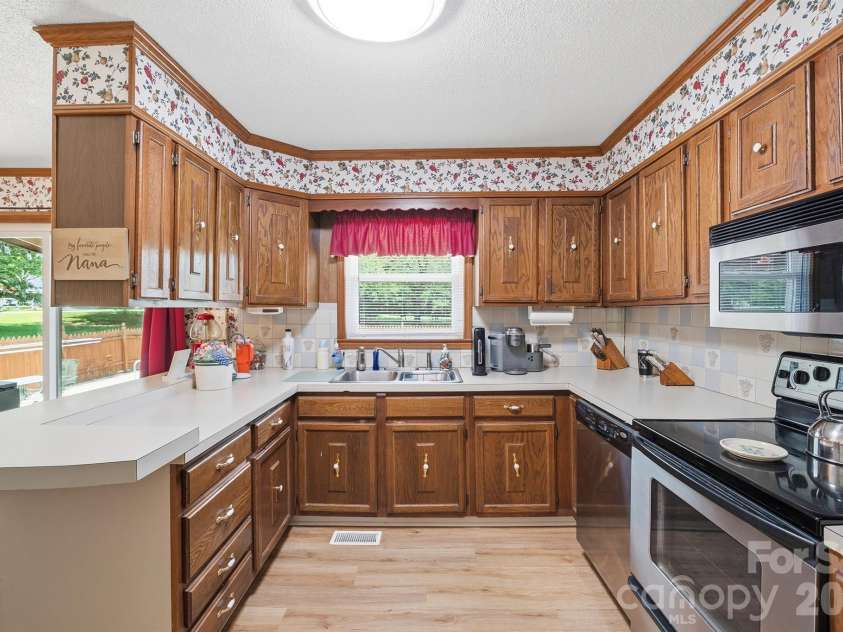 201 Wellington Drive, Lincolnton, NC 28092.  MLS# CAR4394224, YatesRealty ID 47470. 