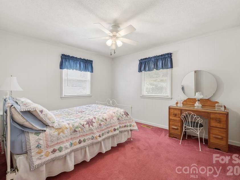 201 Wellington Drive, Lincolnton, NC 28092.  MLS# CAR4394224, YatesRealty ID 47470. 