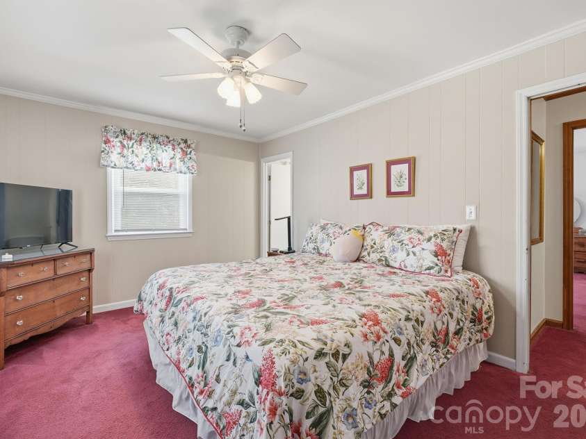 201 Wellington Drive, Lincolnton, NC 28092.  MLS# CAR4394224, YatesRealty ID 47470. 