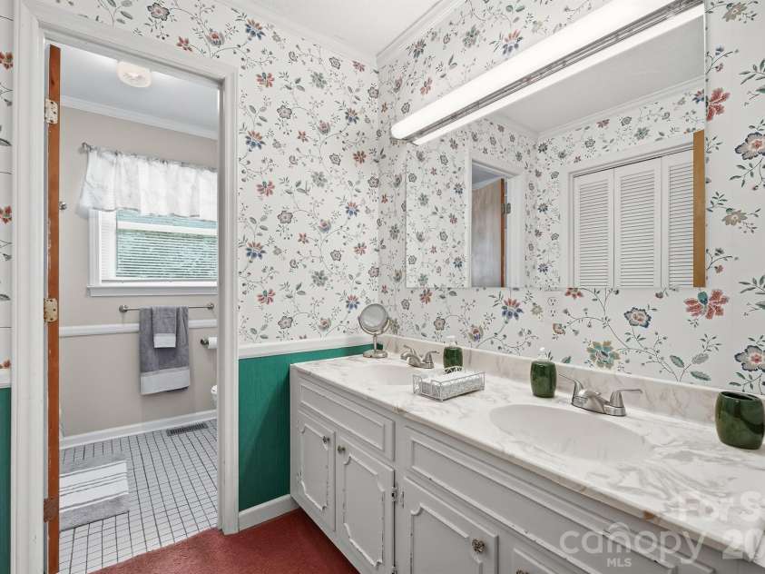 201 Wellington Drive, Lincolnton, NC 28092.  MLS# CAR4394224, YatesRealty ID 47470. 