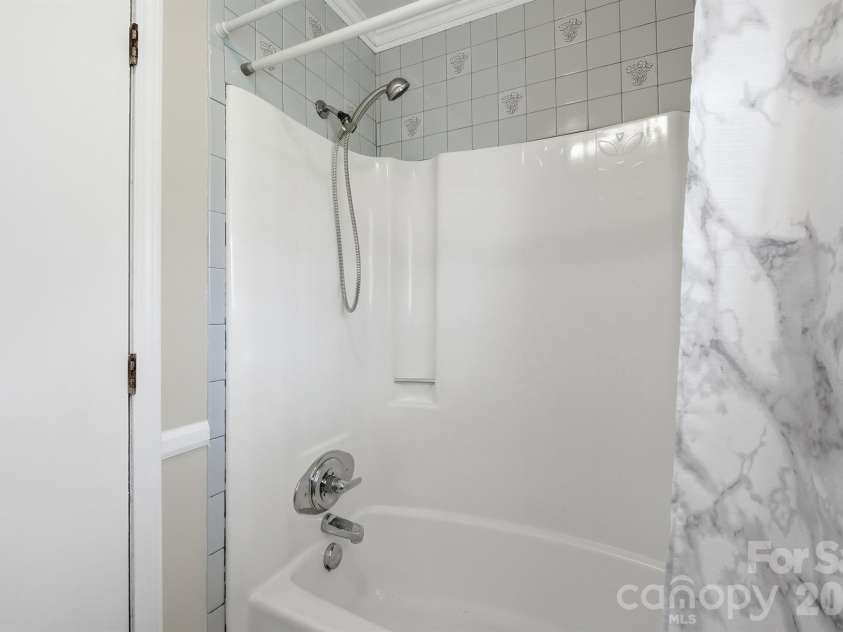 201 Wellington Drive, Lincolnton, NC 28092.  MLS# CAR4394224, YatesRealty ID 47470. 