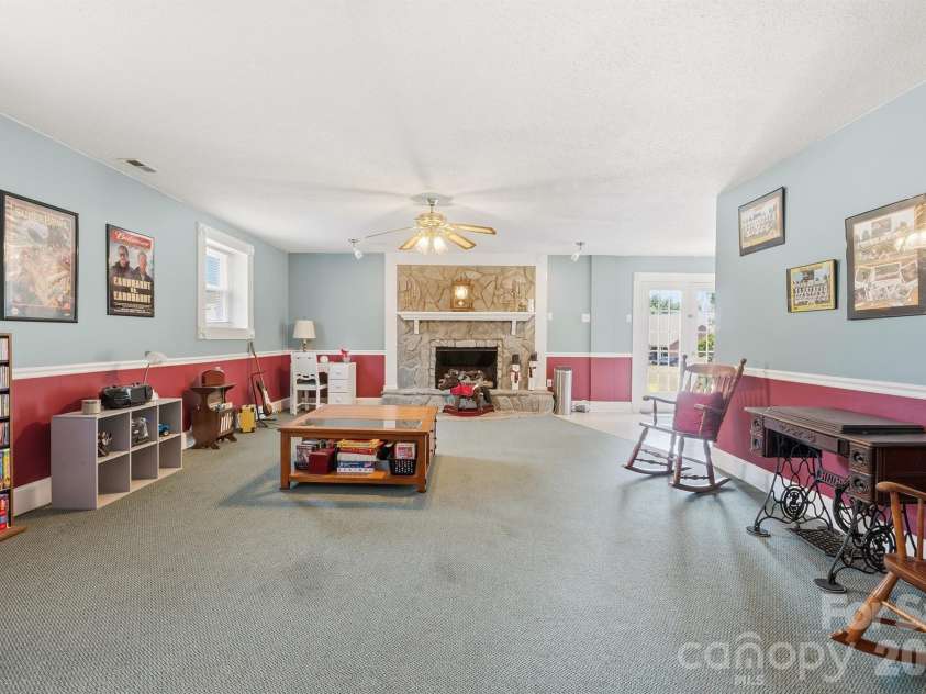 201 Wellington Drive, Lincolnton, NC 28092.  MLS# CAR4394224, YatesRealty ID 47470. 