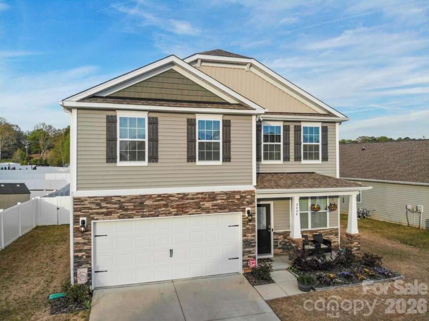 2424 Tallet Trace, Charlotte, NC 28216.  MLS# CAR4418651, YatesRealty ID 47471. 