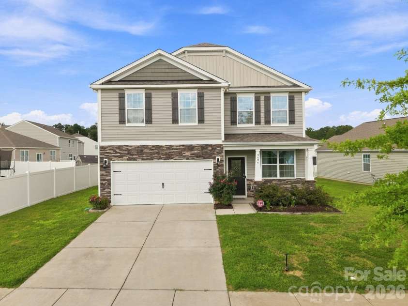 2424 Tallet Trace, Charlotte, NC 28216.  MLS# CAR4418651, YatesRealty ID 47471. 