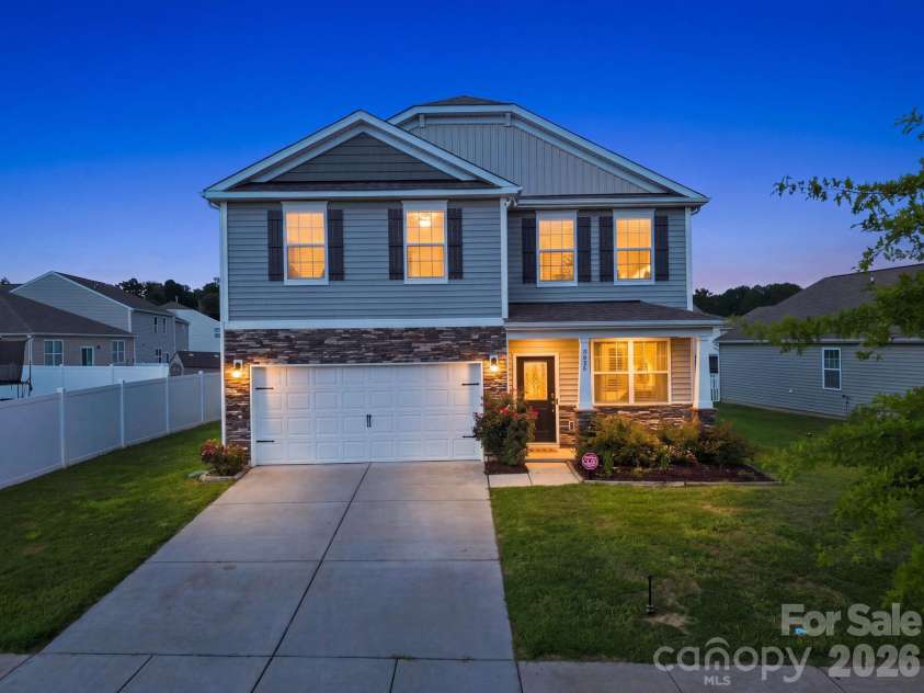 2424 Tallet Trace, Charlotte, NC 28216.  MLS# CAR4418651, YatesRealty ID 47471. 