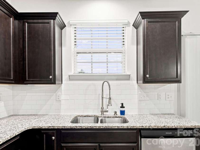2424 Tallet Trace, Charlotte, NC 28216.  MLS# CAR4418651, YatesRealty ID 47471. 
