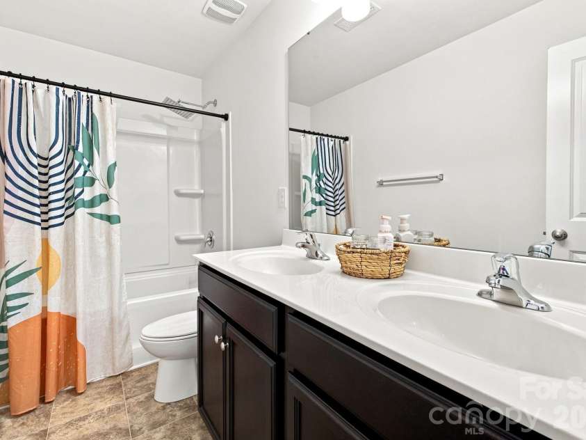 2424 Tallet Trace, Charlotte, NC 28216.  MLS# CAR4418651, YatesRealty ID 47471. 