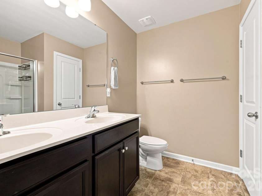 2424 Tallet Trace, Charlotte, NC 28216.  MLS# CAR4418651, YatesRealty ID 47471. Master Bathroom