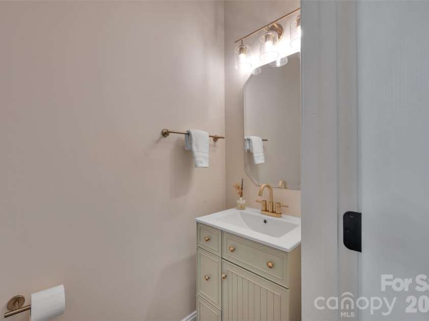 14611 Eastgrove Drive, Pineville, NC 28134.  MLS# CAR4417940, YatesRealty ID 47472. Half bath Main