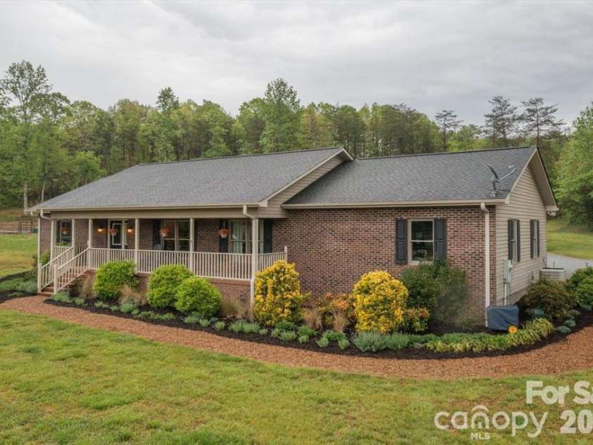 1091 Bill Collins Road, Columbus, NC 28722.  MLS# CAR4416811, YatesRealty ID 47476. 