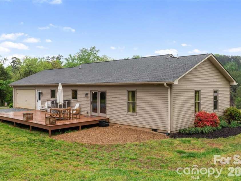 1091 Bill Collins Road, Columbus, NC 28722.  MLS# CAR4416811, YatesRealty ID 47476. 