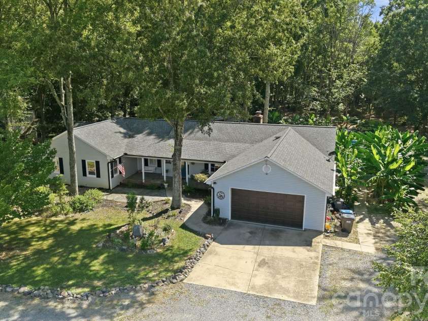 205 Dornoch Drive, Matthews, NC 28104.  MLS# CAR4417677, YatesRealty ID 47477. 