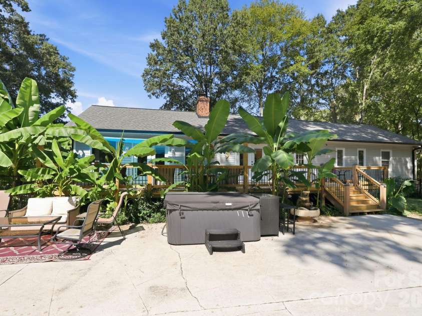205 Dornoch Drive, Matthews, NC 28104.  MLS# CAR4417677, YatesRealty ID 47477. Jacuzzi