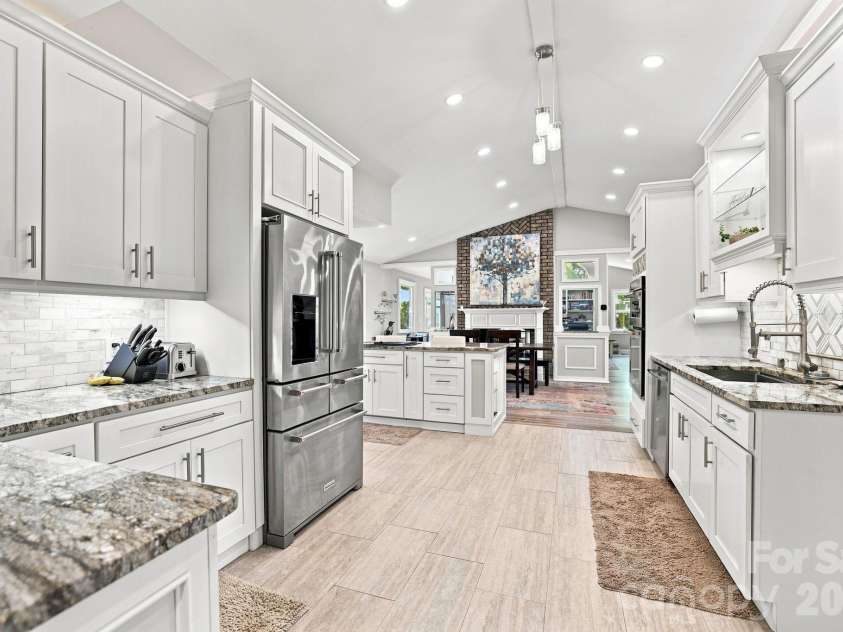 205 Dornoch Drive, Matthews, NC 28104.  MLS# CAR4417677, YatesRealty ID 47477. Kitchen