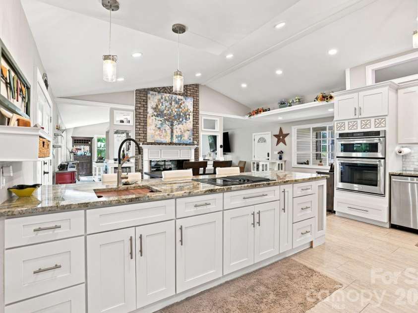 205 Dornoch Drive, Matthews, NC 28104.  MLS# CAR4417677, YatesRealty ID 47477. Kitchen