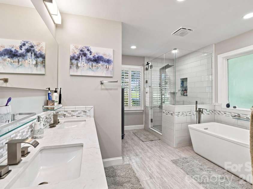 205 Dornoch Drive, Matthews, NC 28104.  MLS# CAR4417677, YatesRealty ID 47477. Primary Bath
