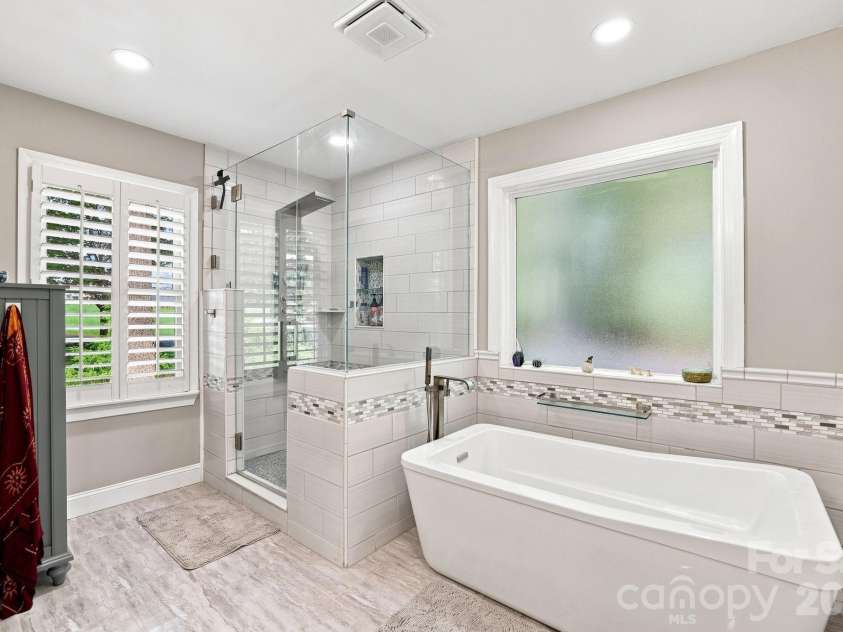 205 Dornoch Drive, Matthews, NC 28104.  MLS# CAR4417677, YatesRealty ID 47477. Primary Bath