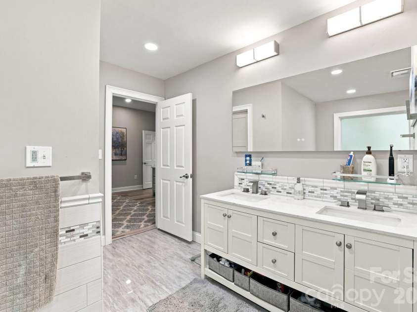 205 Dornoch Drive, Matthews, NC 28104.  MLS# CAR4417677, YatesRealty ID 47477. Primary Bath