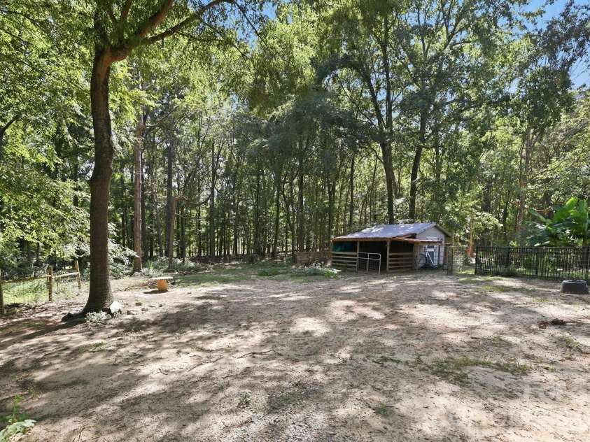 205 Dornoch Drive, Matthews, NC 28104.  MLS# CAR4417677, YatesRealty ID 47477. Run in Shelter