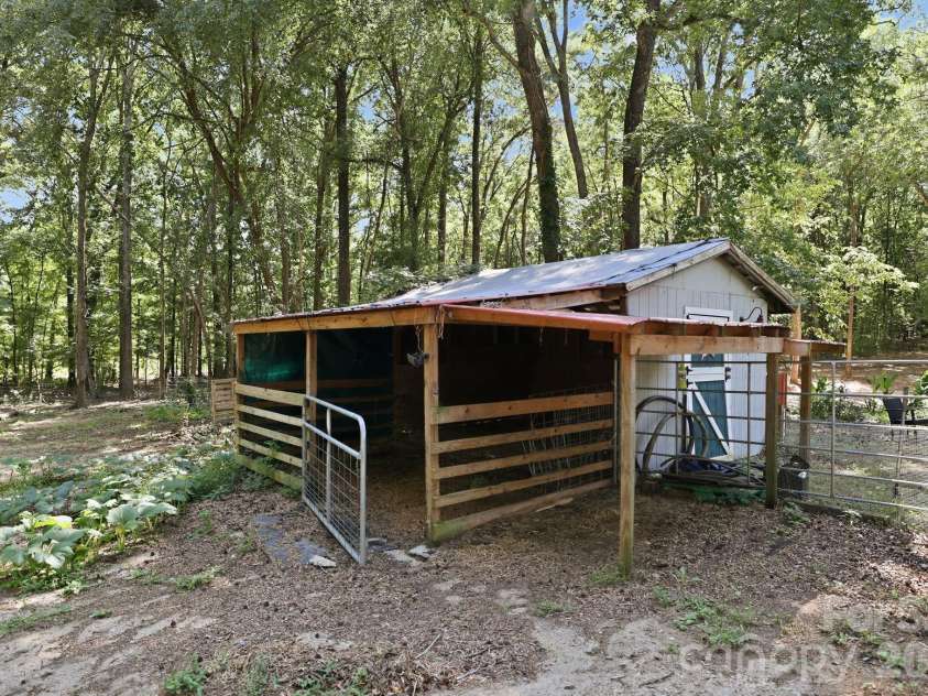 205 Dornoch Drive, Matthews, NC 28104.  MLS# CAR4417677, YatesRealty ID 47477. Run in Shelter