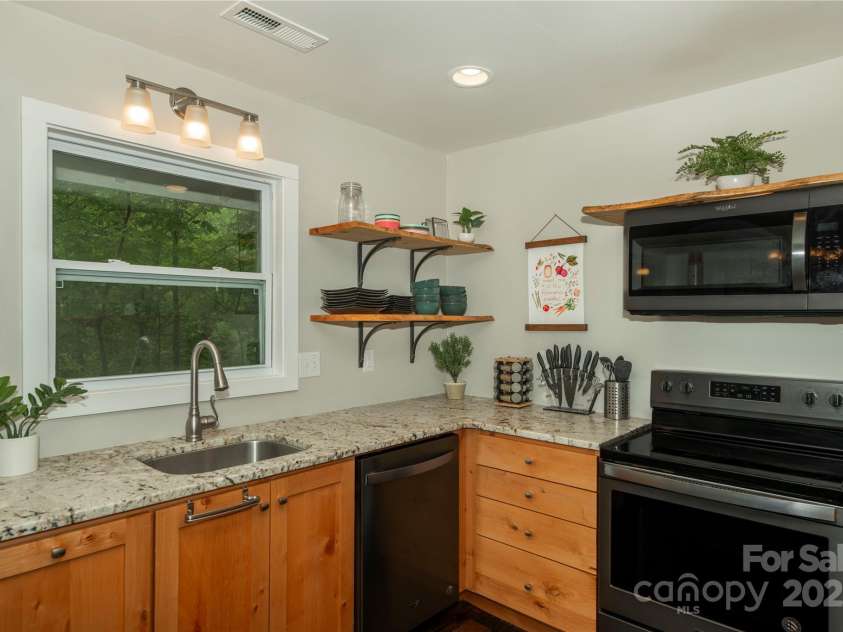 10 La Floresta Lane, Cedar Mountain, NC 28718.  MLS# CAR4243392, YatesRealty ID 4748. 