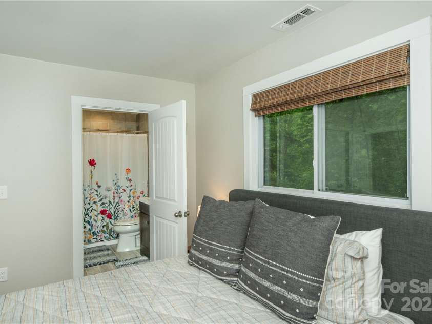 10 La Floresta Lane, Cedar Mountain, NC 28718.  MLS# CAR4243392, YatesRealty ID 4748. 