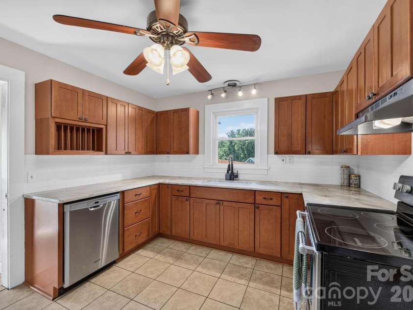 780 Jupiter Road, Weaverville, NC 28787.  MLS# CAR4417969, YatesRealty ID 47480. Kitchen