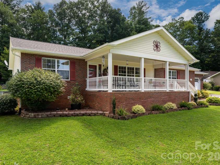 40 Meadow Drive, Horse Shoe, NC 28742.  MLS# CAR4418945, YatesRealty ID 47485. 