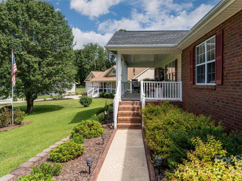 40 Meadow Drive, Horse Shoe, NC 28742.  MLS# CAR4418945, YatesRealty ID 47485. 