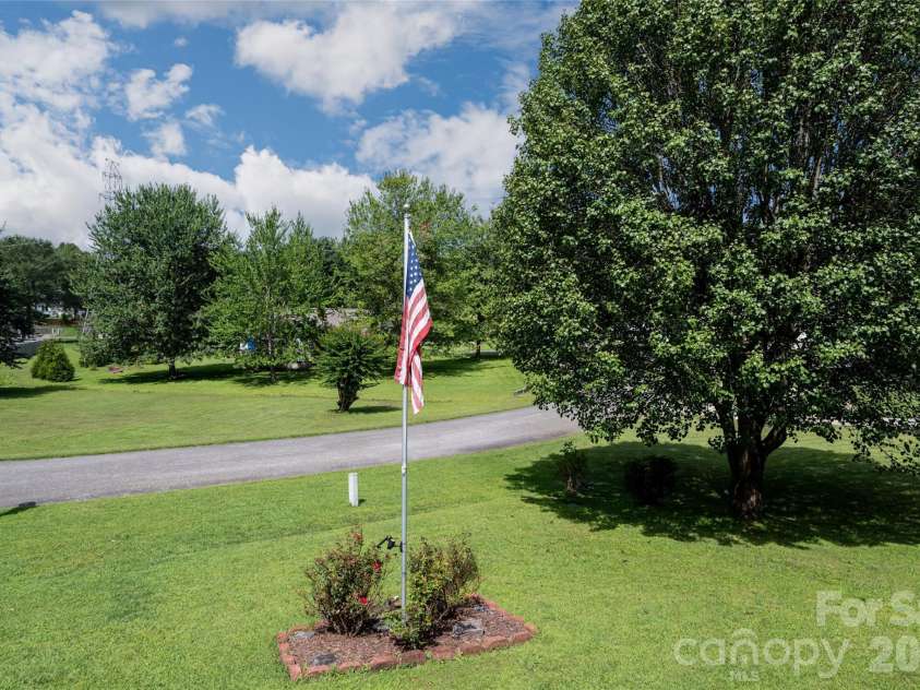 40 Meadow Drive, Horse Shoe, NC 28742.  MLS# CAR4418945, YatesRealty ID 47485. 
